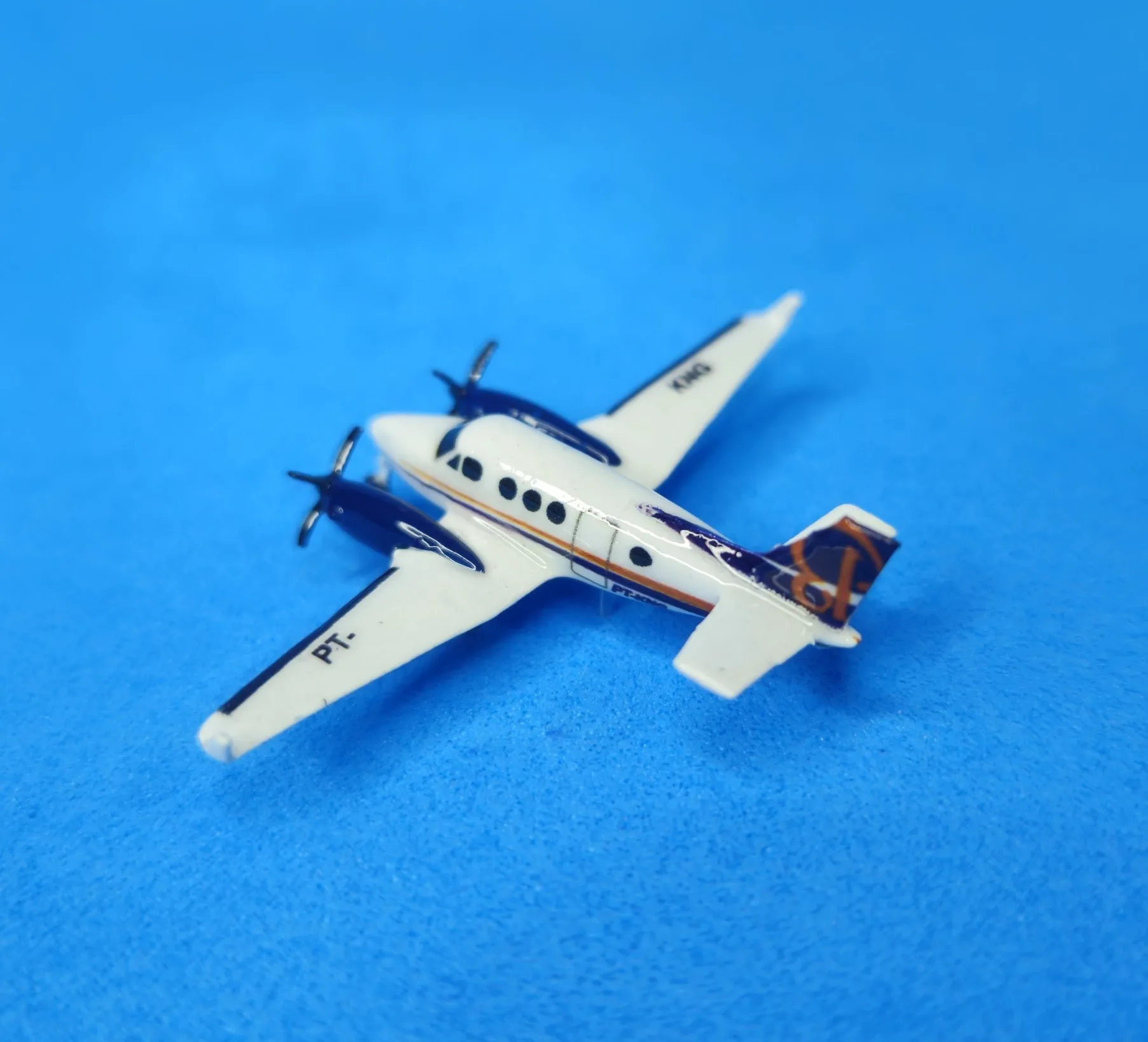 Beechcraft King Air C90 (azul)